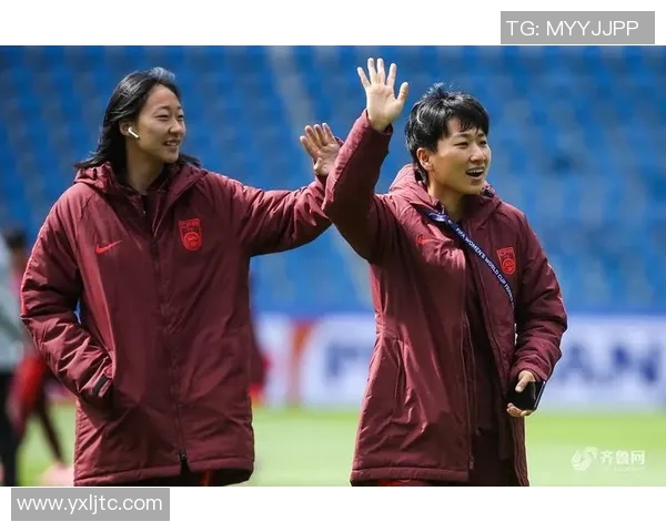 南美足球明星与女球迷亲密合影展现热情与魅力